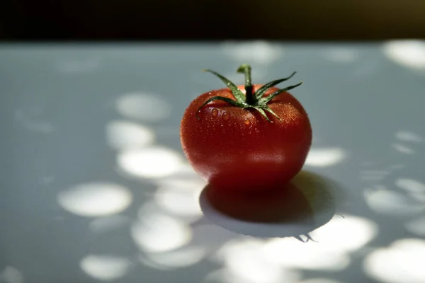 Närbild Mogen Röd Tomat Suddig Bakgrund — Stockfoto