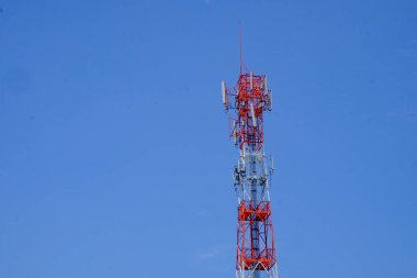 Gökyüzü arka planda iletim kulesi
