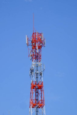 Gökyüzü arka planda iletim kulesi