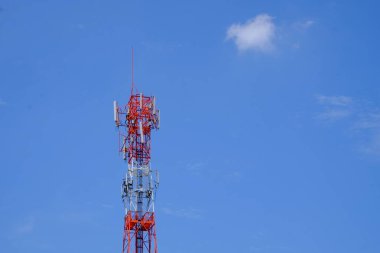 Gökyüzü arka planda iletim kulesi