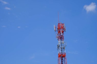 Gökyüzü arka planda iletim kulesi