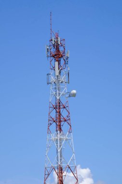 Gökyüzü arka planda iletim kulesi