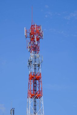 Gökyüzü arka planda iletim kulesi