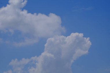 Mavi gökyüzünde beyaz bulutlar