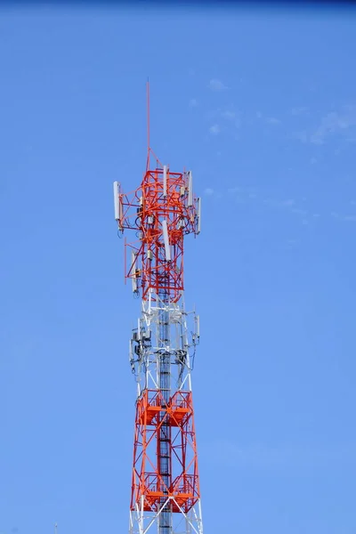 空の背景に伝送塔 — ストック写真