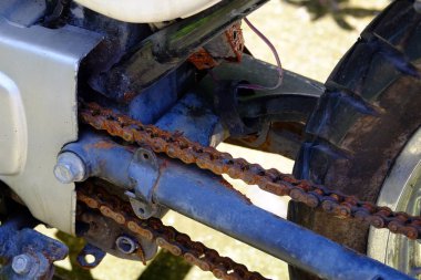 Paslanmış eski motosiklet detaylarını kapat