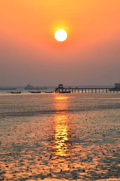 Zeewater Met Reflecterende Zonsondergang Hemel — Stockfoto