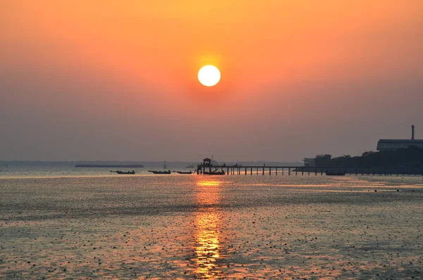 Günbatımını Yansıtan Gökyüzü Ile Deniz Suyu — Stok fotoğraf