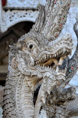 Tayland açık gökyüzü ile güzel bir tapınak. Tapınak yıllardır benzersiz Tay tarzı ile önce yapıldı