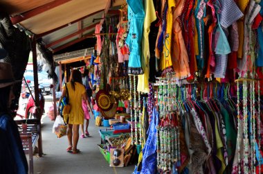 Tapınak bahçesinde Budist heykeller