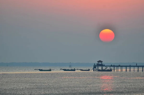 Günbatımını Yansıtan Gökyüzü Ile Deniz Suyu — Stok fotoğraf