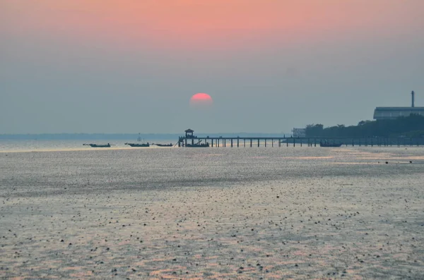 Günbatımını Yansıtan Gökyüzü Ile Deniz Suyu — Stok fotoğraf