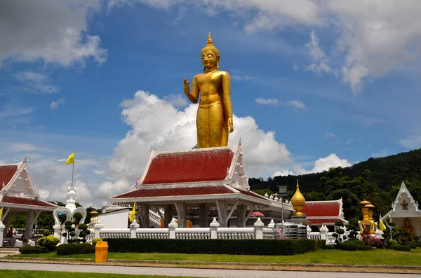 Thaitempel Und Buddha Statue Tagsüber — Stockfoto