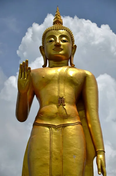 Thaitempel Und Buddha Statue Tagsüber — Stockfoto