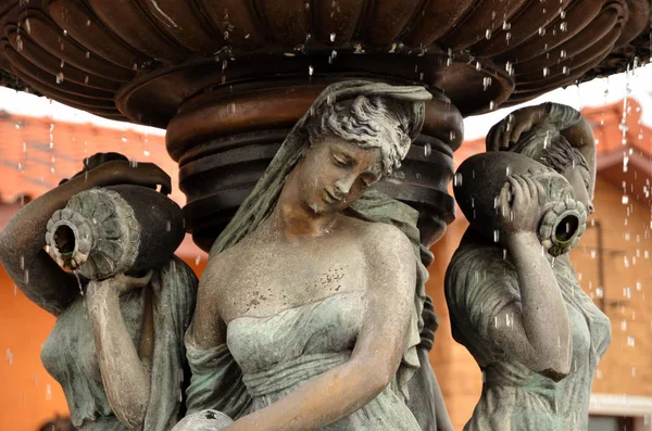 Тупик Женской Скульптурой Городе — стоковое фото