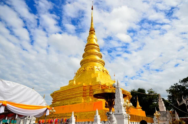 古い黄金の寺院バンコクの仏教寺院の内部 Thailand Shrine タイで 青空の美しい寺院 タイのユニークなスタイルを持つ多くの年前に建てられた寺 — ストック写真