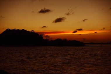 Güzel gökyüzü ve bulutlar garip bir güzel desenli kararmadan