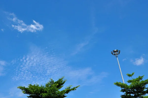 Céu Brilhante Com Nuvens Bonitas Vista Árvores Verdes Céu Brilhante — Fotografia de Stock