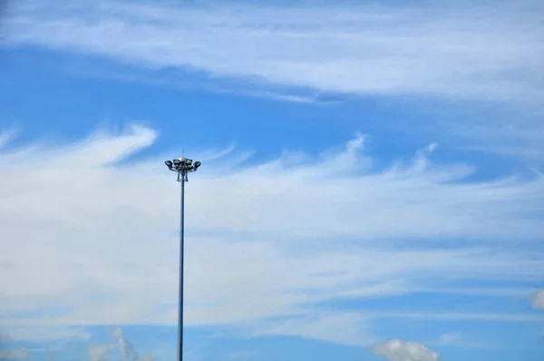 Heldere Hemel Met Prachtige Wolken Uitzicht Groene Bomen Heldere Hemel — Stockfoto