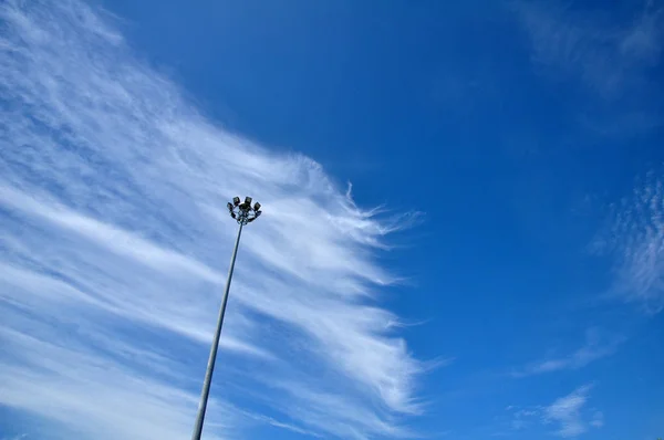 Heldere Hemel Met Prachtige Wolken Uitzicht Groene Bomen Heldere Hemel — Stockfoto