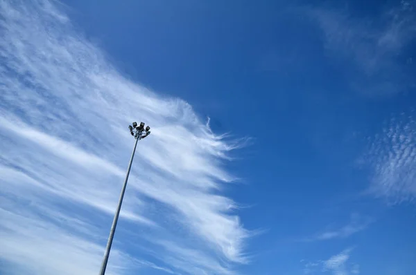 Céu Brilhante Com Nuvens Bonitas Vista Árvores Verdes Céu Brilhante — Fotografia de Stock