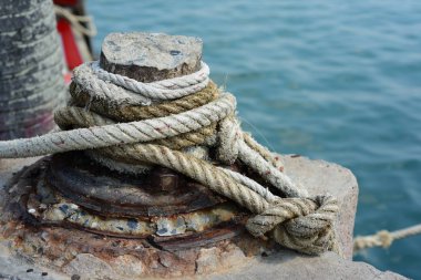 Yakın çekim fotoğraflar küçük balıkçı tekneleri, vinçler ve sarmal halatlar üzerinde renkli balıkçı tekneleri görünümünü kapat