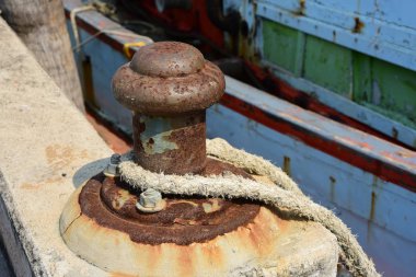 Yakın çekim fotoğraflar küçük balıkçı tekneleri, vinçler ve sarmal halatlar üzerinde renkli balıkçı tekneleri görünümünü kapat