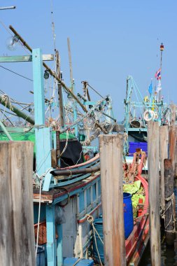 Küçük balıkçı tekneleri balıkçı balıkçılık limanı, Bang Saray bucağı, Sattahip District, Chonburi Province.Fishing tekne görünümü, gökyüzü ve deniz parlak bir günde yakın çekim fotoğraflar