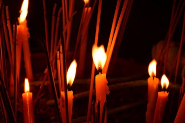 Yanan mumların yakın görünümü