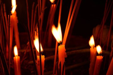 Yanan mumların yakın görünümü