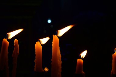 Yanan mumların yakın görünümü