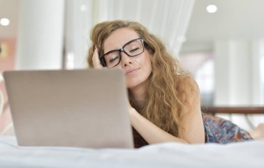 Genç seksi güzel ve mutlu kadın portresi ben laptop ve kadın çekici gülümseme ve göstermek sen Sağlık Cilt ve saç için bir şey kullanarak bikini