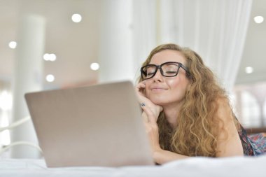 Genç seksi güzel ve mutlu kadın portresi ben laptop ve kadın çekici gülümseme ve göstermek sen Sağlık Cilt ve saç için bir şey kullanarak bikini