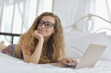 Genç Seksi güzel ve mutlu kadın portresi ben dizüstü kullanma ve yalan bikini. Güzellik kadını çekici ile gülümseme ve sağlık cilt ve saç, tatlı bir gülümsemeyle kadınla güzel bir şey göstermek