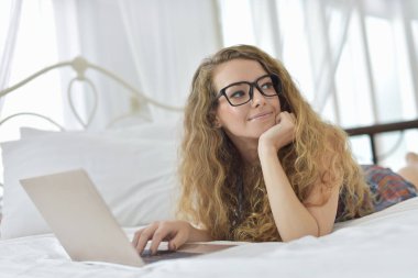 Genç Seksi güzel ve mutlu kadın portresi ben dizüstü kullanma ve yalan bikini. Güzellik kadını çekici ile gülümseme ve sağlık cilt ve saç, tatlı bir gülümsemeyle kadınla güzel bir şey göstermek