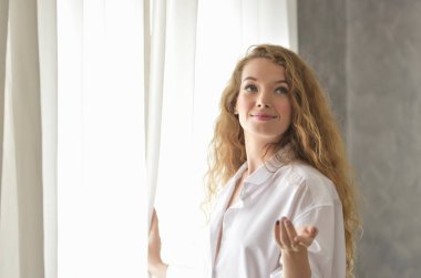 Kadınlar beyaz pijamalı sabah uyandığı zaman hareketlerle