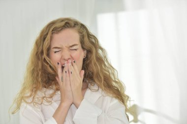 Kadınlar beyaz pijamalı sabah uyandığı zaman hareketlerle