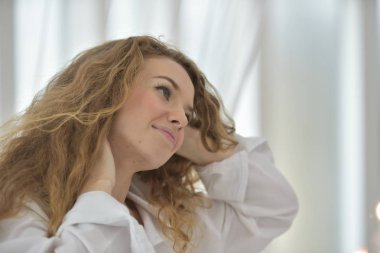 Kadınlar beyaz pijamalı sabah uyandığı zaman hareketlerle Yasası.