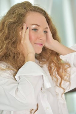 Kadınlar beyaz pijamalı sabah uyandığı zaman hareketlerle Yasası.