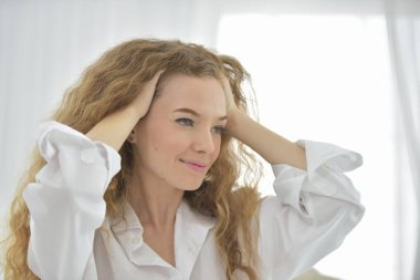 Kadınlar beyaz pijamalı sabah uyandığı zaman hareketlerle Yasası.