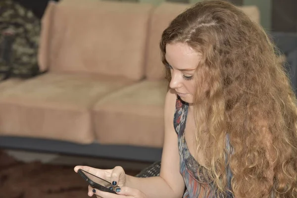 Woman Using Mobile Phone Living Room — Stock Photo, Image