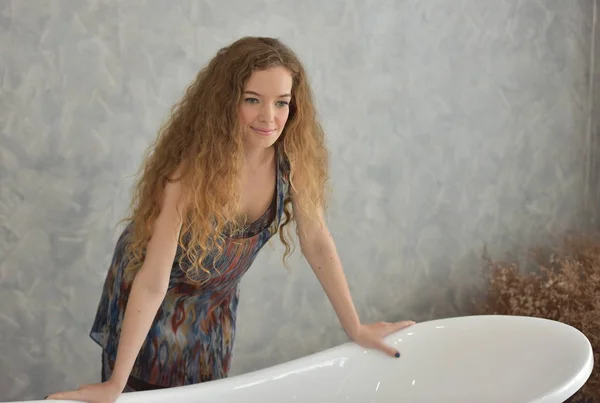 一个躺在浴缸里的年轻女人的画像 在浴室里放松时间 美丽的女人 一个美丽的女孩在白色睡衣的肖像放松与舒适的假期 — 图库照片