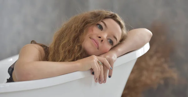 Jeune Femme Allongée Dans Baignoire Temps Détendu Dans Salle Bain — Photo