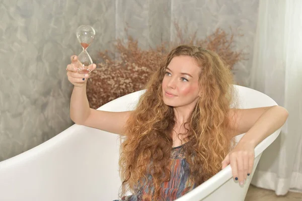 Jovem Mulher Deitada Bathtub Relaxed Tempo Bathroom Young Mulher Relaxante — Fotografia de Stock