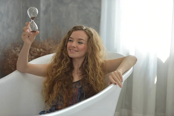 Junge Frau Die Badewanne Liegt Entspannte Zeit Badezimmer Junge Frau — Stockfoto