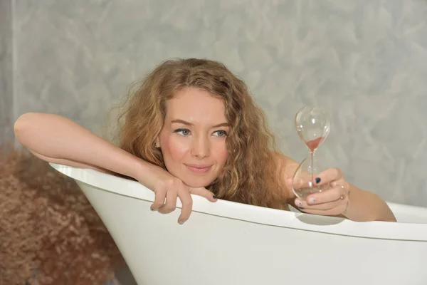 Young Woman Laying Bathtub Relaxed Time Bathroom Young Woman Relaxing — Stock Photo, Image