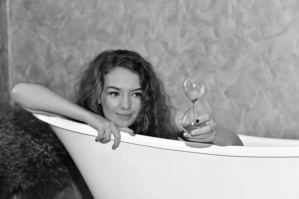 Jovem Mulher Deitada Bathtub Relaxed Tempo Bathroom Young Mulher Relaxante — Fotografia de Stock