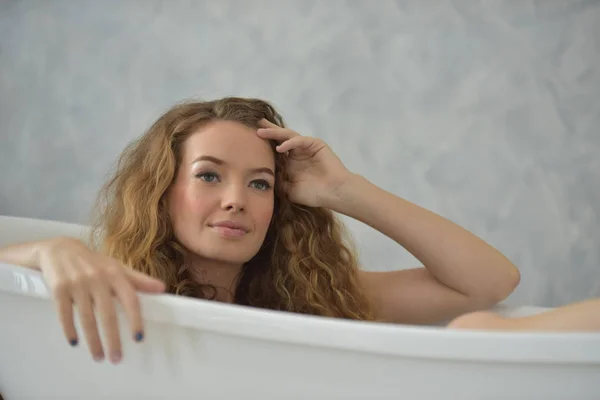 Young Woman Laying Bathtub Relaxed Time Bathroom Young Woman Relaxing — Stock Photo, Image