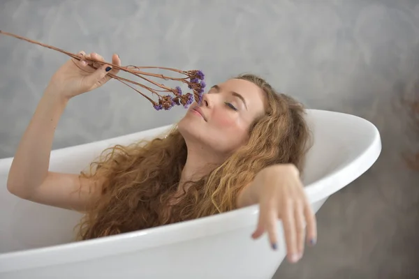 Πορτραίτο Μιας Νεαρής Γυναίκας Βάζοντας Bathtub Relaxed Χρόνο Στο Μπάνιο — Φωτογραφία Αρχείου