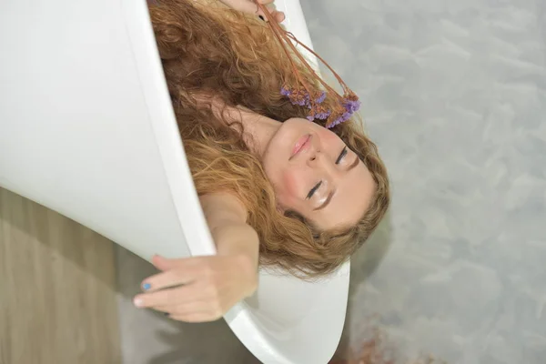 Retrato Uma Jovem Mulher Deitada Bathtub Relaxed Tempo Banheiro Mulher — Fotografia de Stock